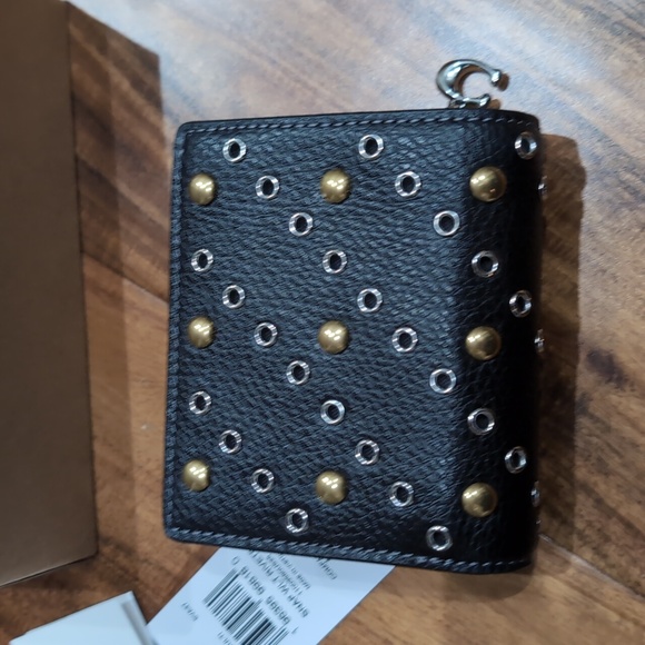 Coach Leather Riveted Wallet With Zip Closure Coin Pocket New in Gift Box ❤️ - Picture 5 of 10